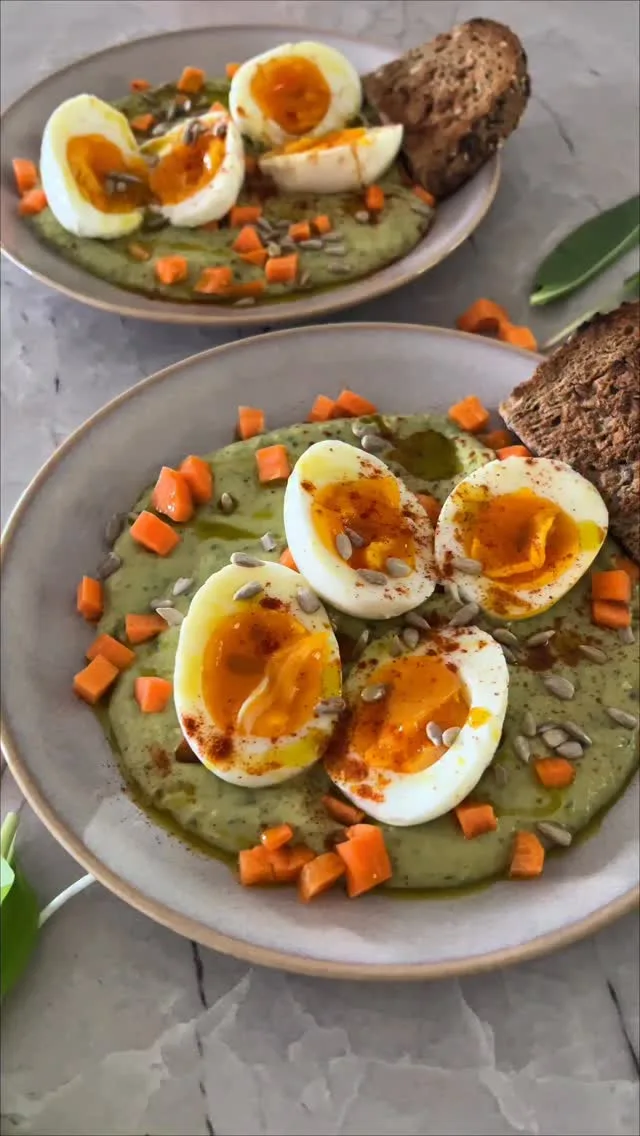Naj jajca za Veliko noč ne bodo dolgočasna! 😅👇
Shrani ta recept in ga pripravi za zajtrk. 😉

🥚Jajca na zeleno (2 porciji)🥚

Sestavine:
265 gramov kuhanega graha / 1 konzerva graha
3 jedilne žlice jogurta
svež čemaž (15 gramov)
Sol
Poper
4 jajca
1 jedilna žlica sončničnih semen
1 mali korenček
Sladka paprika
Kruh s semeni
Avokado olje

Navodila:
V blender damo grah, jogurt, čemaž, sol in poper po okusu in zblendamo do gladkega (če je zmes preveč gosta dodamo vodo od kuhanja ali iz konzerve).
Korenček olupimo in narežemo na manjše kocke.
Jajca kuhamo nekje 8 minut, da dobimo še malo tekoč rumenjak. Jih olupimo. 
Sestavimo jed: na krožnik najprej razmažemo grahovo kremo, posipamo s korenčkom in sončničnimi semeni. 
Dodamo jajci, ki ju razpolovimo. Posipamo s papriko v prahu, prelijemo z oljem od avokada.
Po želji dodamo še sol in poper, postrežemo s koščkom popečenega kruha.

Čas - 15 minut