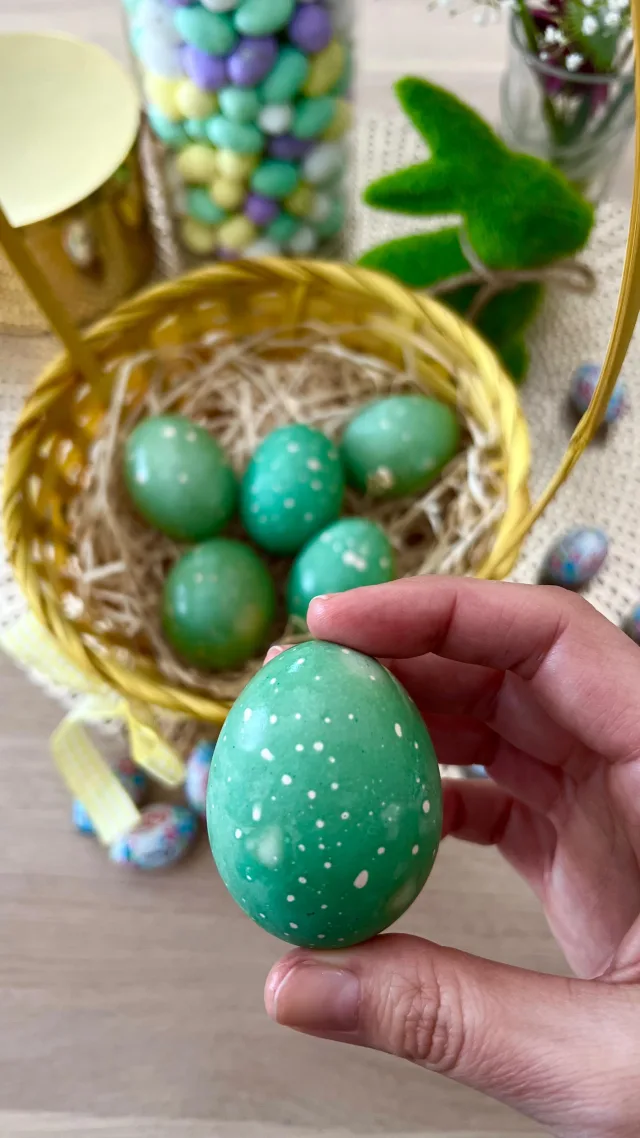 Ta tehnika barvanja jajc z oljem je super preprosta in rezultat je tak kjut pikčast vzorček. ☺️

Le glej, da ne narediš iste napake kot jaz in uporabi res močno barvo. 😉👋

#eastertime #velikanoc #velikonocnajajcka