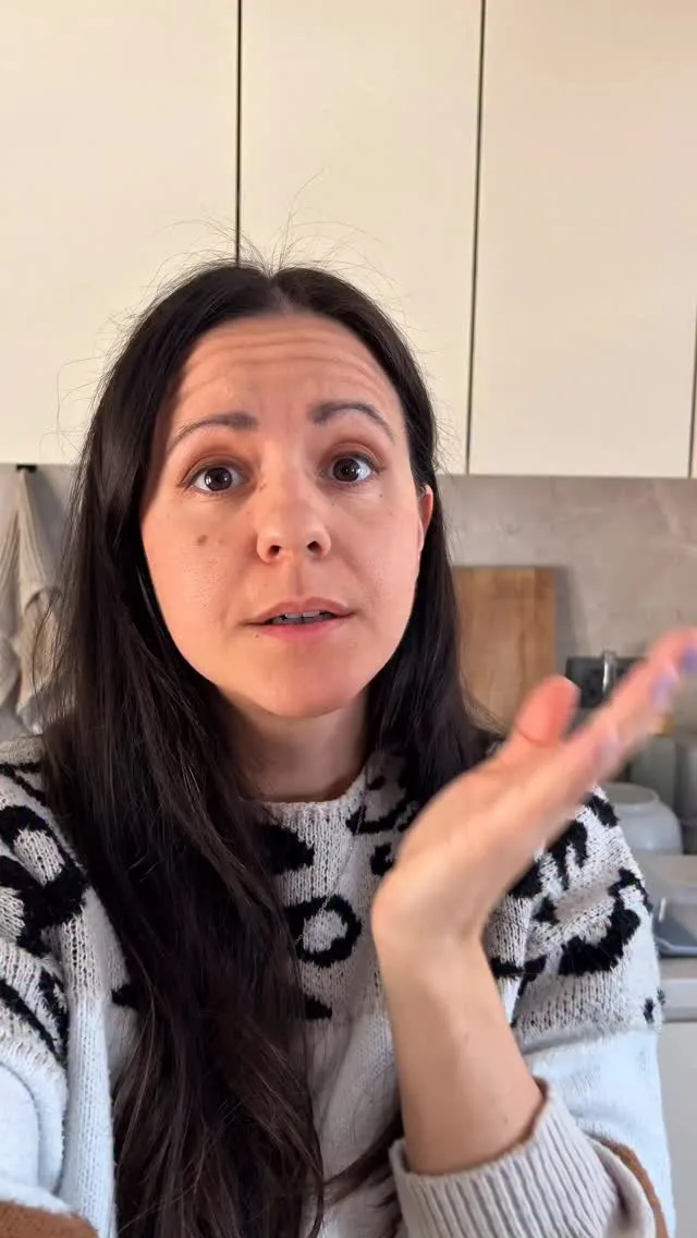 Ima še kdo tak problem? 😅

Delala sem Donavske valove, ampak recepta ne delim, ker nisem zadovoljna z njim. Je bilo sicer fino za pojest. 😊 Ampak testo bi lahko bilo bolj sočno, pa zgornja plast čokolade je odstopila od pudinga. 🙄 #notgoodenough